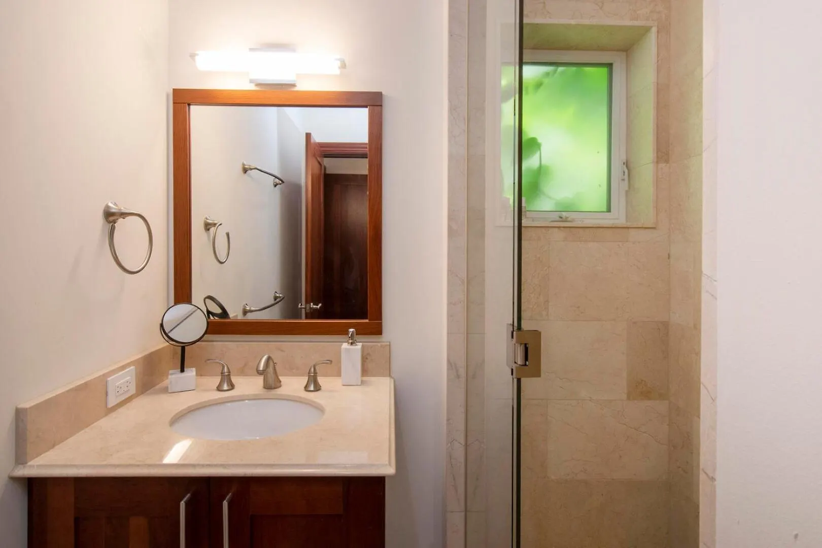 Casa Luna 16 - Gated Seaside Village With Shared Pool, Jacquzi, & Beach Cove 조지 타운
